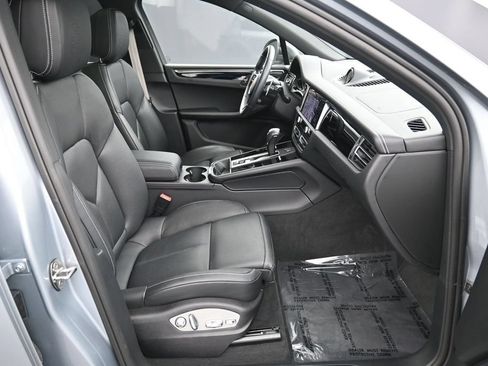 Certified 2025 Porsche Macan AWD/4WD image 30