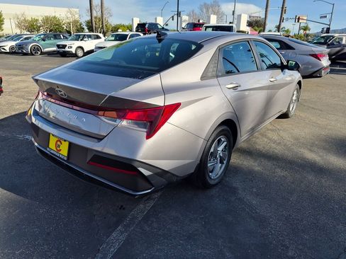 Used 2025 Hyundai Elantra SE image 7
