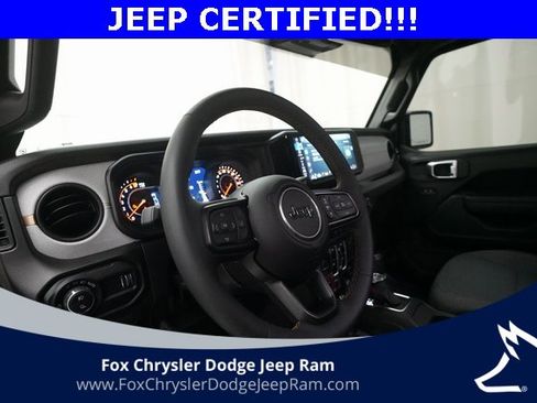 Used 2024 Jeep Gladiator Sport image 8