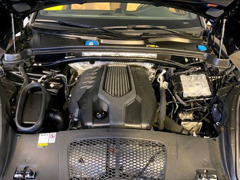 Certified 2023 Porsche Macan AWD/4WD image 32