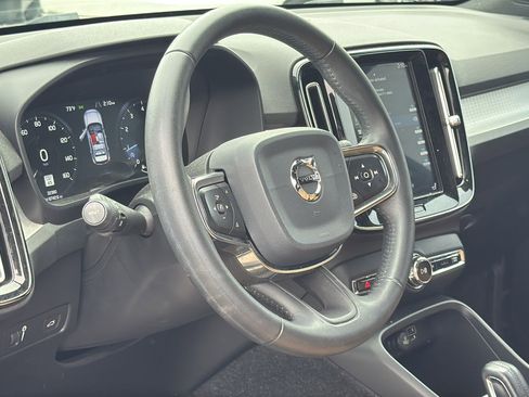 Used 2020 Volvo XC40 T5 Momentum w/ Protection Package Premier image 10