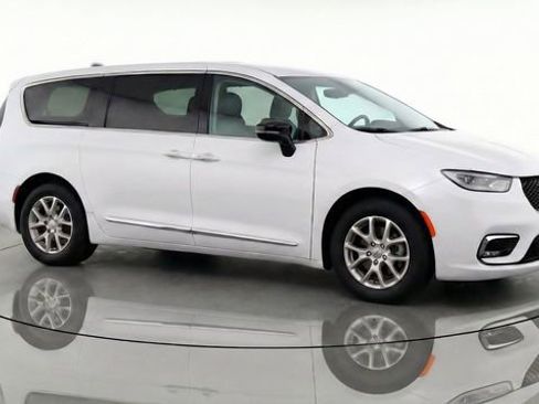 Used 2024 Chrysler Pacifica Touring-L image 8
