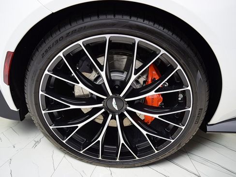 Used 2023 Aston Martin V8 Vantage Roadster RWD image 57