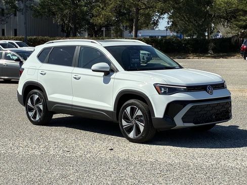 New 2026 Volkswagen Taos SE image 9