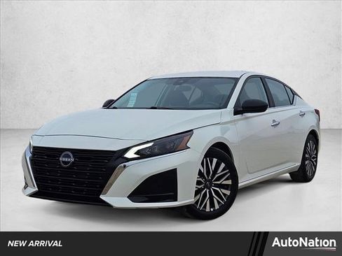 Used 2025 Nissan Altima 2.5 SV image 1