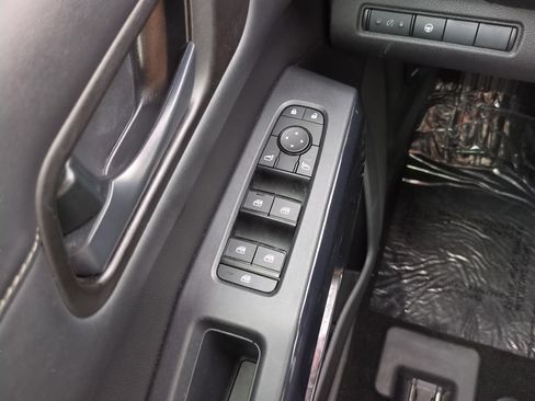 Certified 2024 Nissan Pathfinder SV FWD image 19