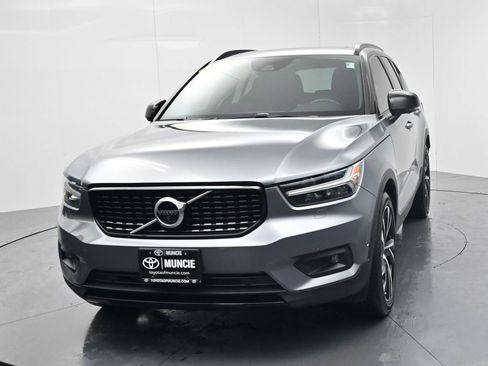 Used 2019 Volvo XC40 T5 R-Design image 3