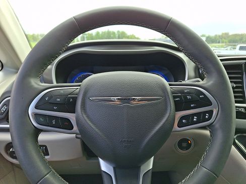 Used 2023 Chrysler Pacifica Touring-L FWD image 21
