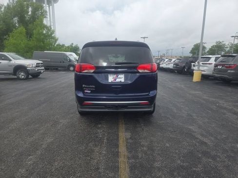 Used 2020 Chrysler Pacifica Touring-L FWD image 10