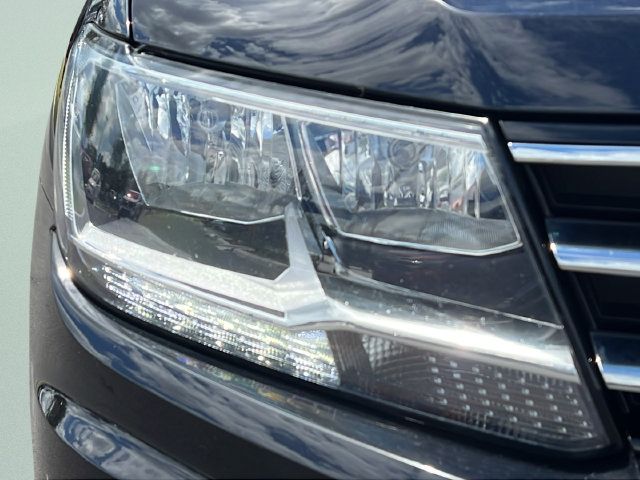 Used 2020 Volkswagen Tiguan SEL AWD/4WD image 25