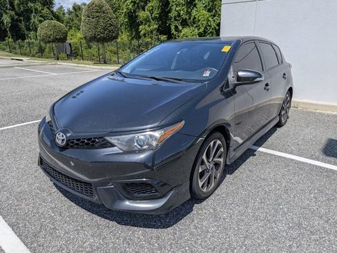Used 2018 Toyota Corolla iM FWD image 2