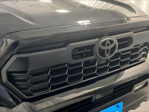 Used 2024 Toyota Tacoma TRD Off-Road image 33