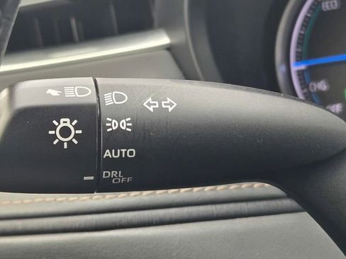 Used 2022 Toyota Venza LE image 22