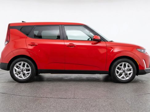 Used 2025 Kia Soul LX w/ LX Technology Package FWD image 11