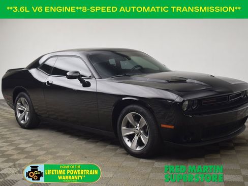 Used 2019 Dodge Challenger SXT image 1
