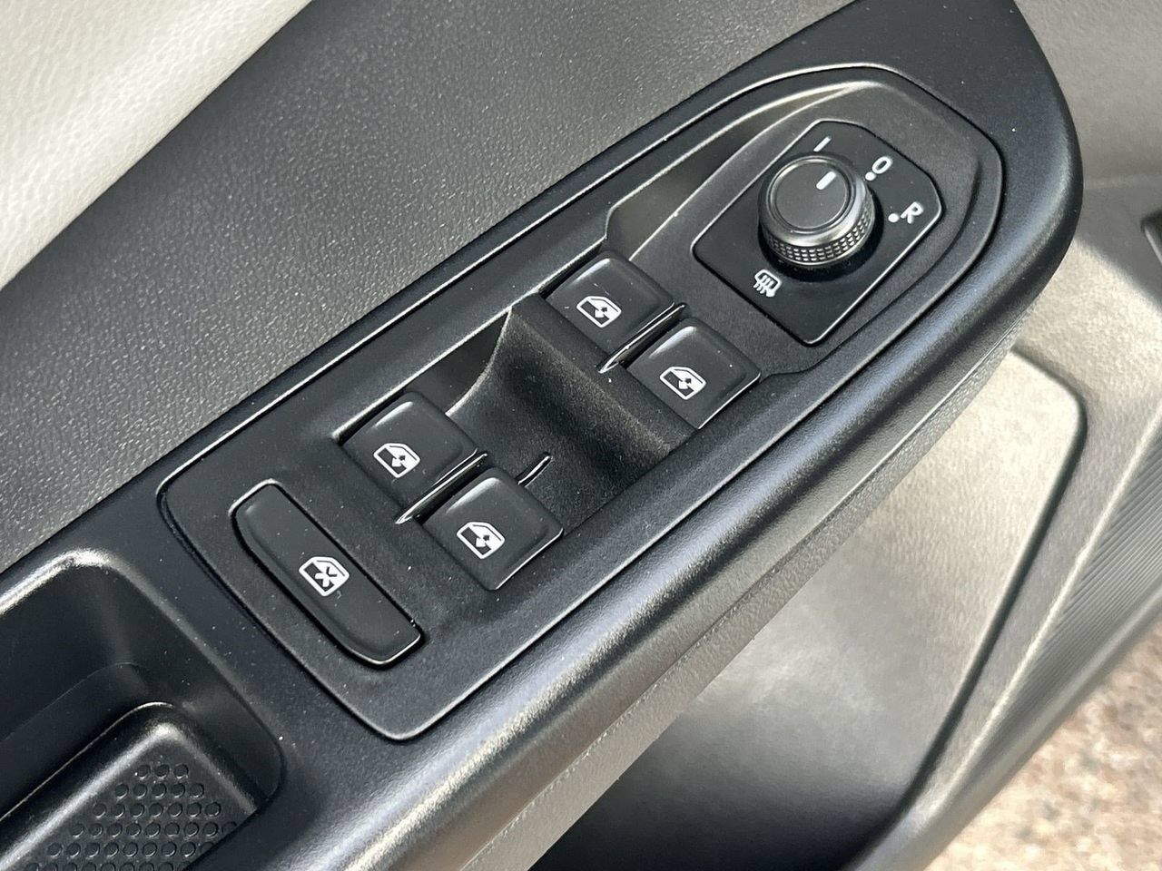 Used 2022 Volkswagen Taos SE w/ Panoramic Sunroof Package FWD image 18