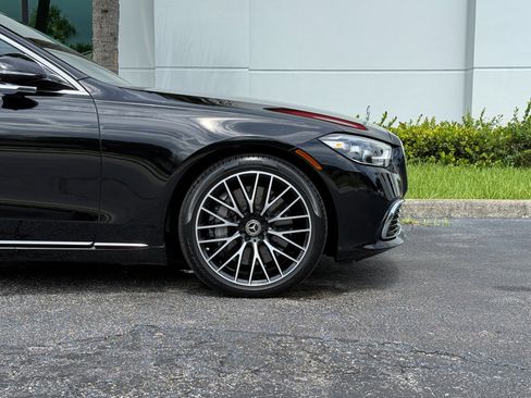Used 2024 Mercedes-Benz S 580 4MATIC Sedan image 3