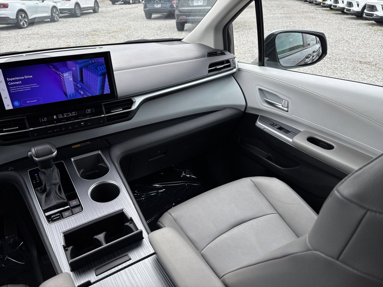 Used 2025 Toyota Sienna XLE FWD image 38
