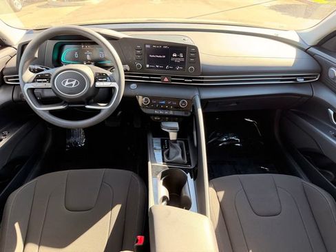 Used 2025 Hyundai Elantra Hybrid FWD image 8