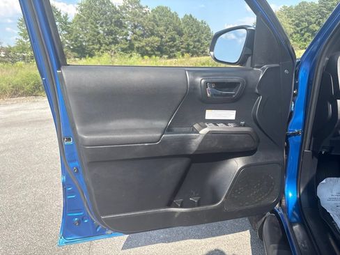 Used 2018 Toyota Tacoma TRD Off-Road AWD/4WD image 18