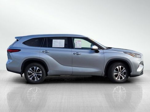 Used 2022 Toyota Highlander XLE AWD/4WD image 3