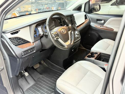 Used 2017 Toyota Sienna Limited Premium image 10