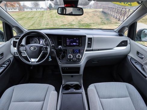 Used 2019 Toyota Sienna LE image 2