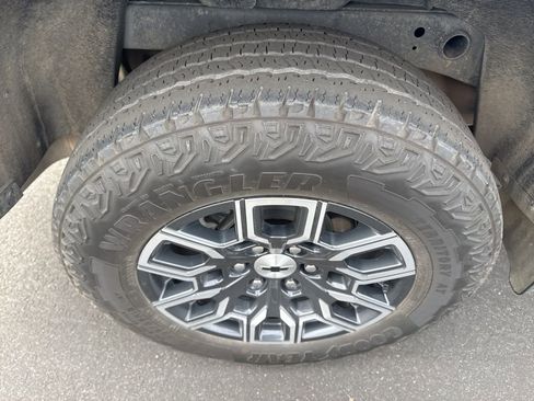 Used 2023 Chevrolet Colorado Z71 w/ Z71 Convenience Package 2 image 9