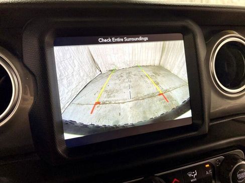 Used 2018 Jeep Wrangler Unlimited Sahara image 11