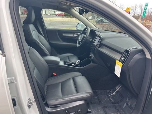 Certified 2025 Volvo XC40 B5 Plus image 15