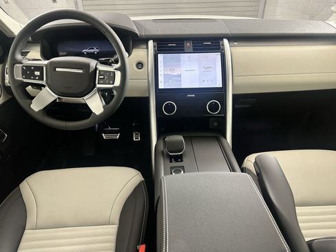Certified 2025 Land Rover Discovery Dynamic SE image 12