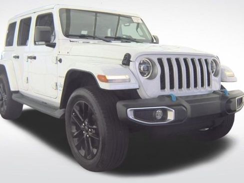 Used 2022 Jeep Wrangler Unlimited Sahara AWD/4WD image 9
