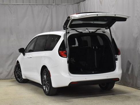 New 2026 Chrysler Pacifica Select image 32