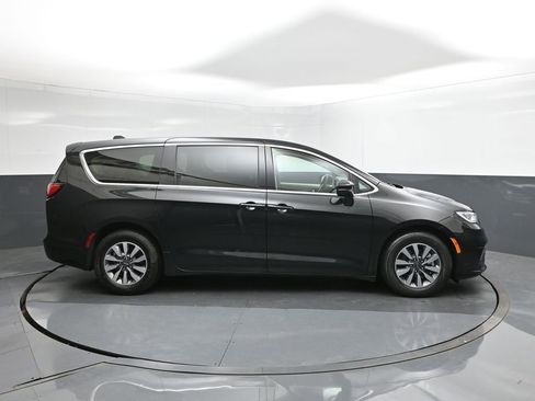 Used 2023 Chrysler Pacifica Touring-L image 26