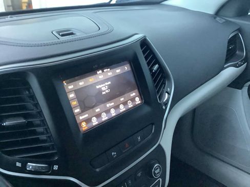 Used 2021 Jeep Cherokee Latitude Plus AWD/4WD image 17