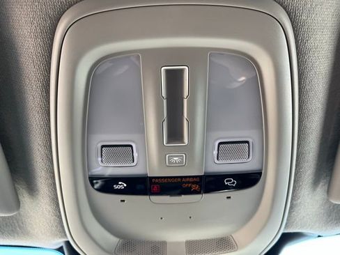 Used 2025 Volvo XC40 B5 Plus image 26