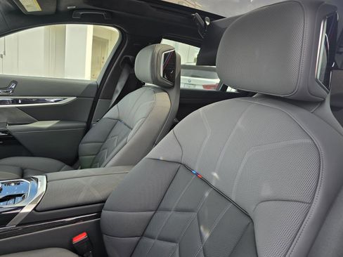 New 2025 BMW i7 xDrive60 w/ Premium Package image 18