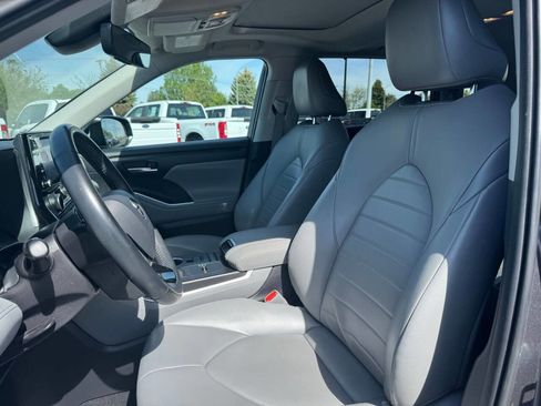 Used 2021 Toyota Highlander XLE AWD/4WD image 10