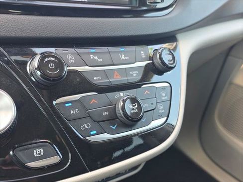 Certified 2024 Chrysler Pacifica Touring-L FWD image 28