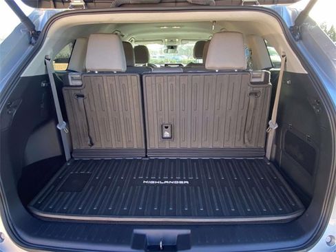 Used 2024 Toyota Highlander LE image 8