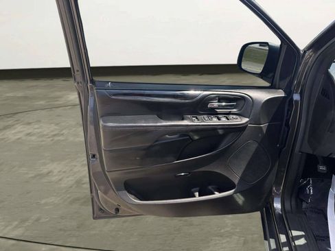 Used 2020 Dodge Grand Caravan SE FWD image 10