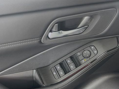 Used 2025 Nissan Rogue SV w/ SV Premium Package FWD image 18