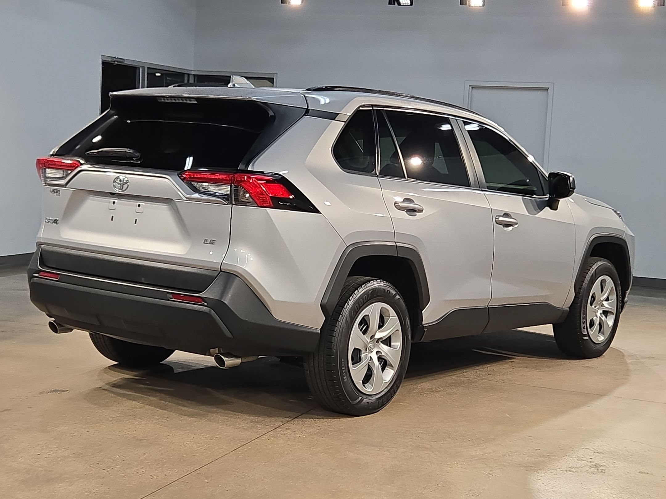 Used 2020 Toyota RAV4 LE FWD image 7