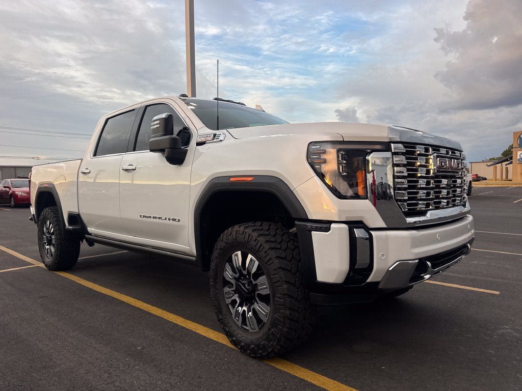 Used 2025 GMC Sierra 2500 Denali w/ Denali Reserve Package AWD/4WD image 3