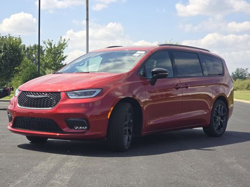 New 2026 Chrysler Pacifica Limited w/ S Appearance Package image 12