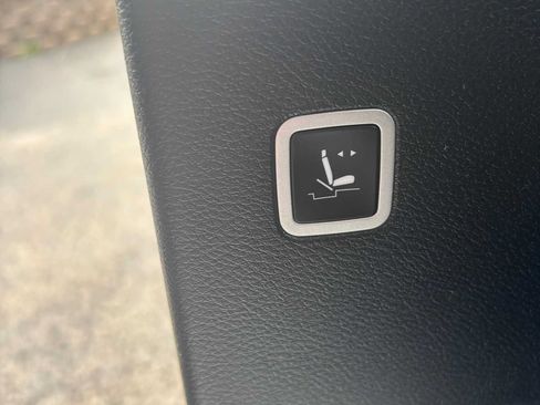 Used 2025 Chrysler Pacifica Limited FWD image 18