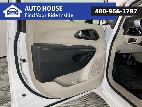 Used 2024 Chrysler Pacifica Touring-L FWD image 13
