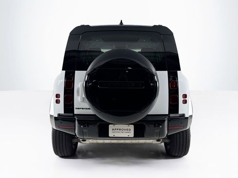 Used 2025 Land Rover Defender 110 X-Dynamic SE image 4