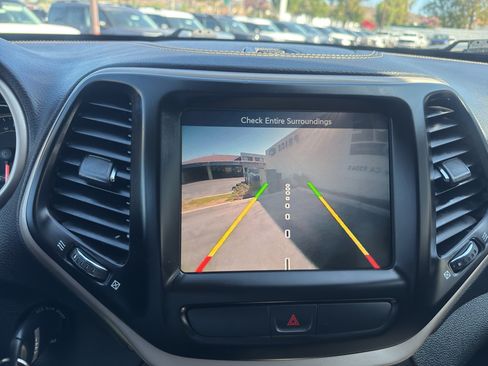 Used 2017 Jeep Cherokee Latitude FWD image 12