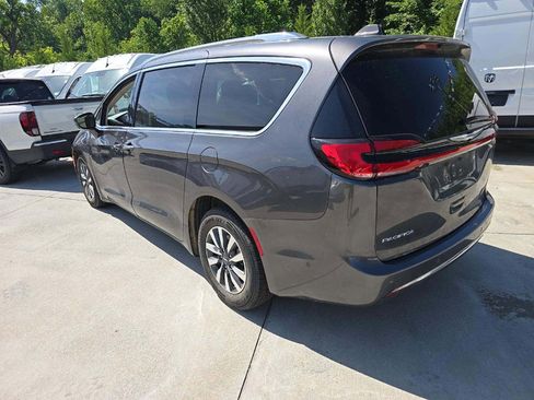 Used 2021 Chrysler Pacifica Touring-L FWD image 2